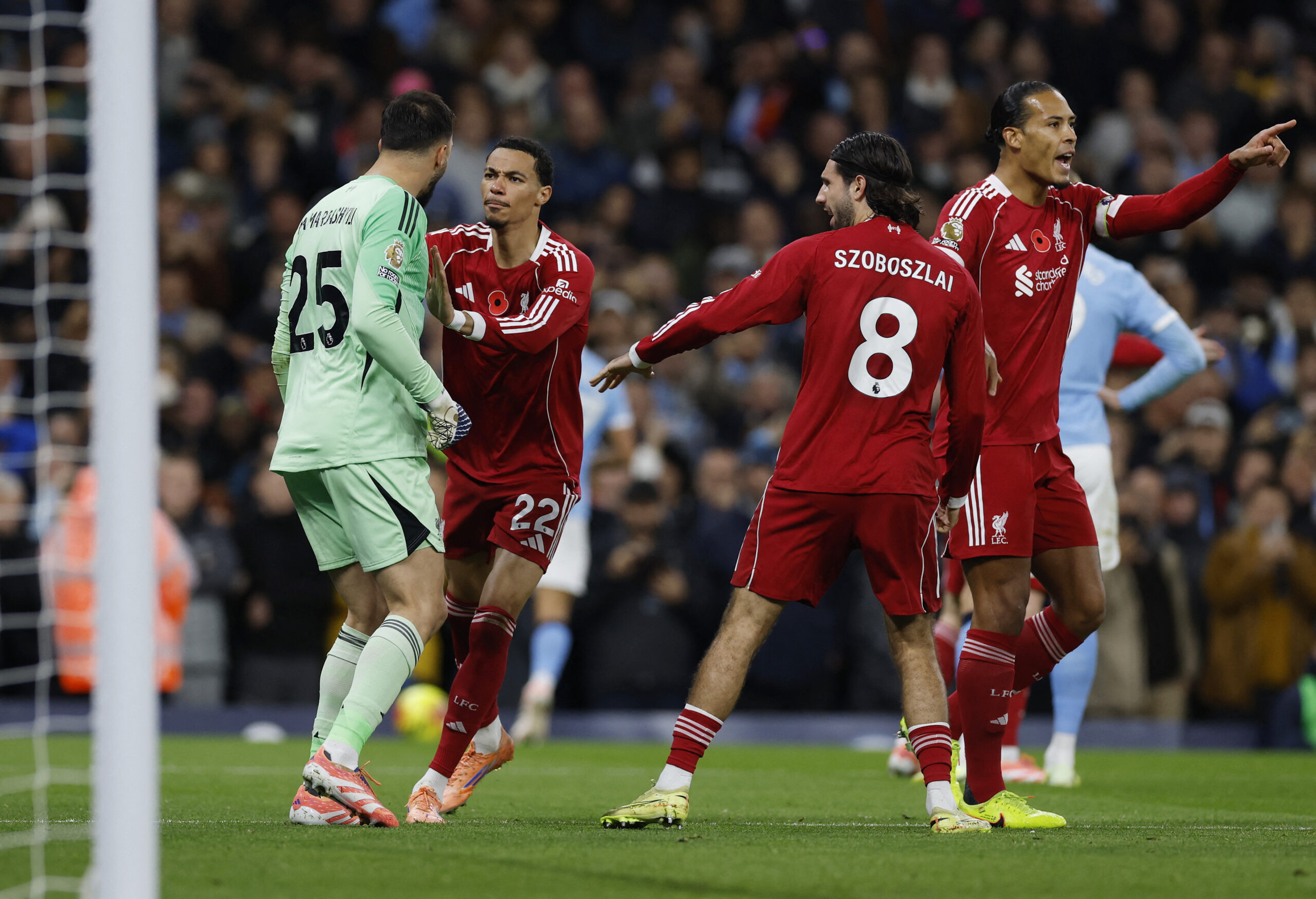 Premier League – Manchester City v Liverpool Οι παίκτες της Λιβερπουλ πανηγυρίζουν την απόκρουση του πέναλτι/ Action Images via Reuters/Jason Cairnduff