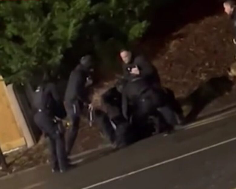 Βρετανία: Αστυνομικοί χτυπούν με teaser έναν από τους συλληφθέντες για την επίθεση με μαχαίρι σε τρένο