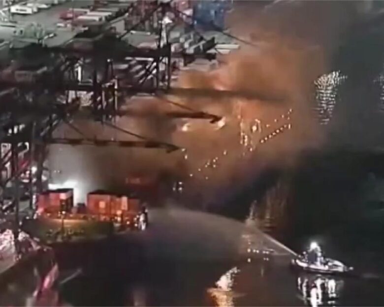 ΗΠΑ: Πυρκαγιά σε φορτηγό πλοίο στο λιμάνι του Λος Άντζελες – Σώο απομακρύνθηκε το πλήρωμα