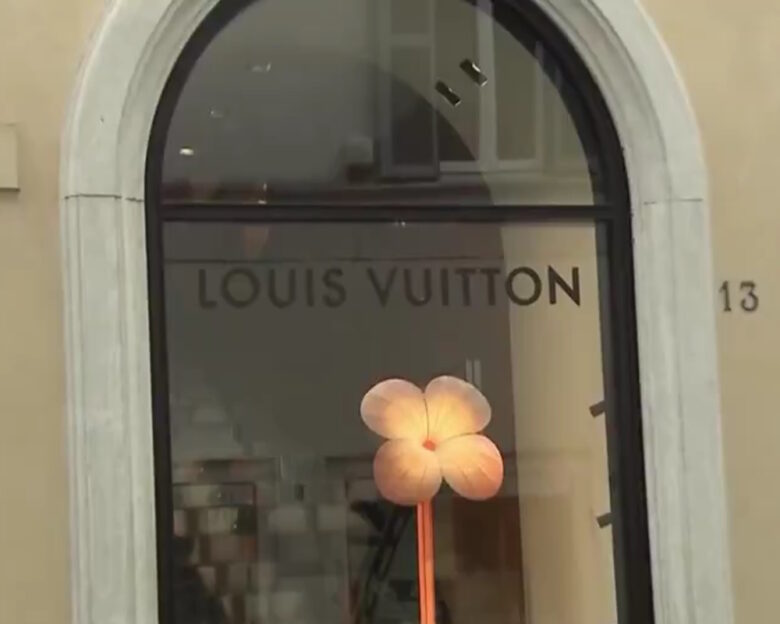 Ρώμη: Άγνωστοι έκλεψαν δεκάδες προϊόντα από αποθήκη της Louis Vuitton – «Καρφώθηκαν» με αυτοκίνητο πάνω στη βιτρίνα