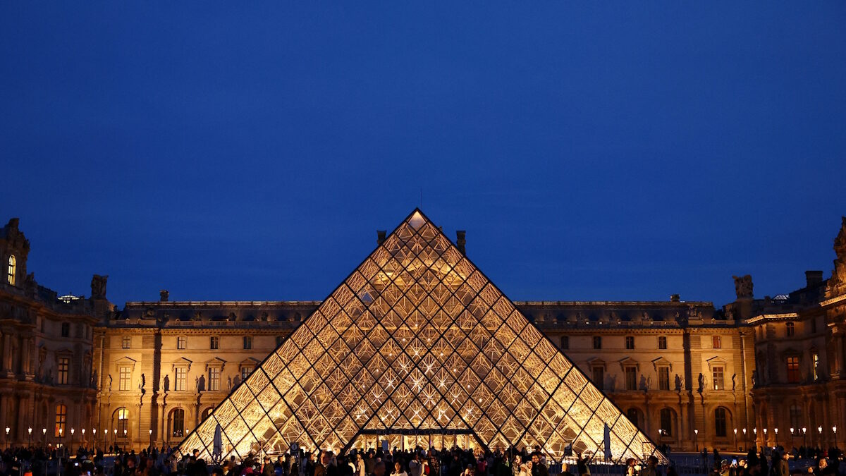 Κόσμος στη γυάλινη Πυραμίδα του μουσείου του Λούβρου