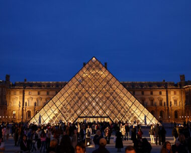 Κόσμος στη γυάλινη Πυραμίδα του μουσείου του Λούβρου