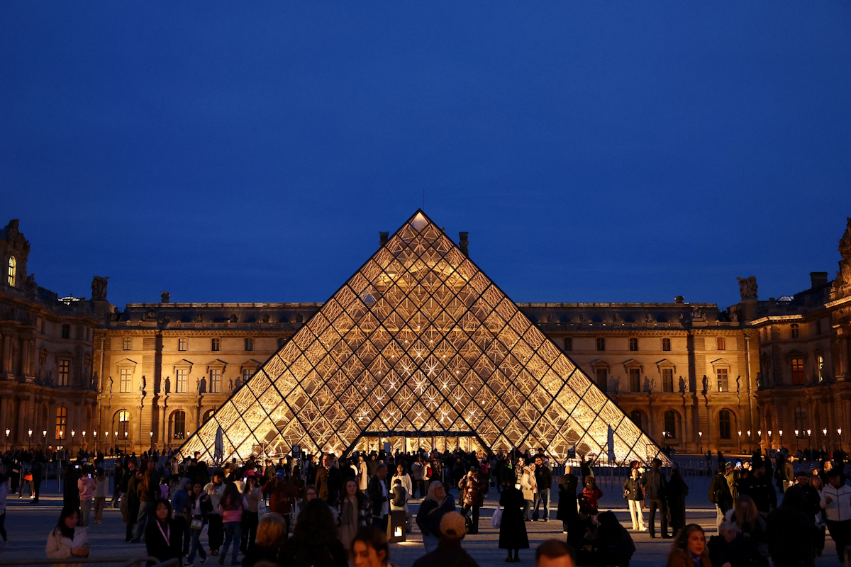 Κόσμος στη γυάλινη Πυραμίδα του μουσείου του Λούβρου