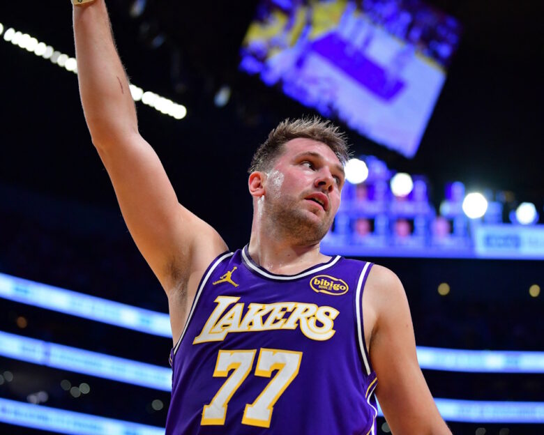 Αποτελέσματα NBA: Η 35άρα του Ντόντσιτς, το απίστευτο κάρφωμα του Γουενμπανιάμα στον Μπρόνι Τζέιμς και το μπασκετικό θρίλερ