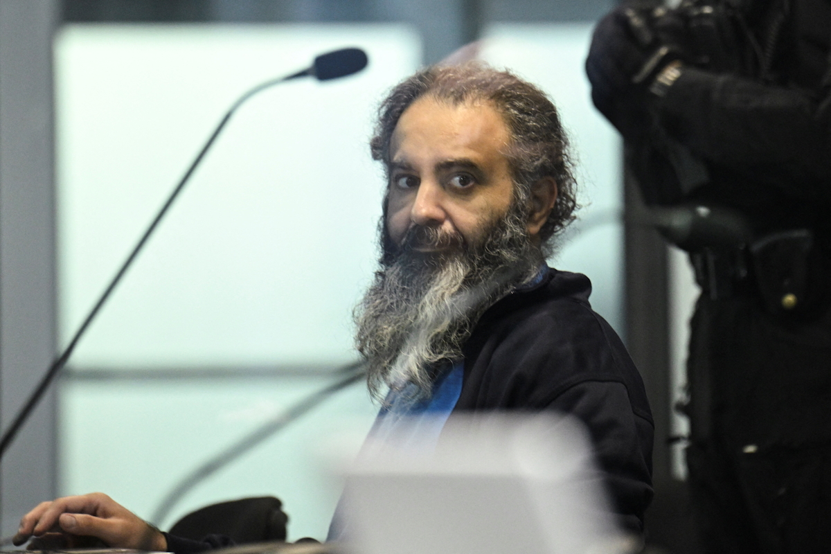 Ο ύποπτος Ταλέμπ αλ-Αμπντουλμοχσέν, ένας 51χρονος γιατρός από τη Σαουδική Αραβία, ο οποίος αντιμετωπίζει κατηγορίες για φόνο, απόπειρα δολοφονίας και επικίνδυνη παρεμπόδιση της οδικής κυκλοφορίας, εμφανίζεται στην έναρξη της δίκης του για την επίθεση στην χριστουγεννιάτικη αγορά του Μαγδεμβούργου