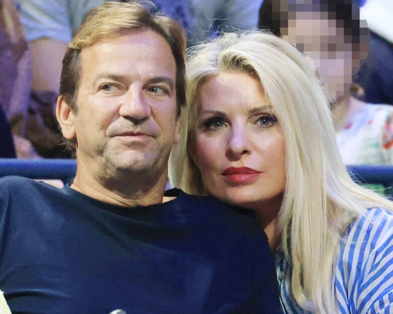 Ελένη Μενεγάκη και Μάκης Παντζόπουλος μαζί στο γήπεδο: Καρέ – καρέ η έξοδος του ζευγαριού στον τελικό του Τζόκοβιτς με τον Μουζέτι