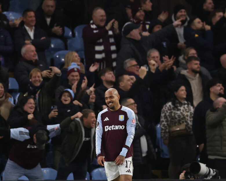 Οπαδός της Γιουνγκ Μπόις πέτυχε με μπουκάλι τον Μάλεν της Άστον Βίλα στο κεφάλι