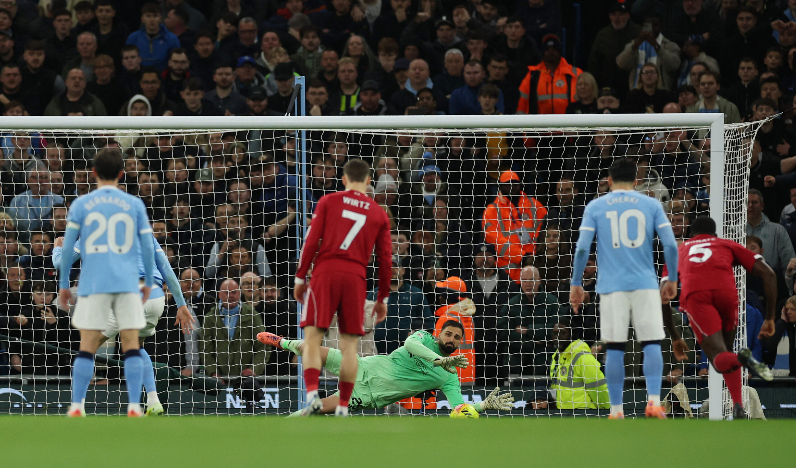 Premier League – Manchester City v Liverpool Η απόκρουση του Μαμαμρνασβίλι/ REUTERS/Phil Noble