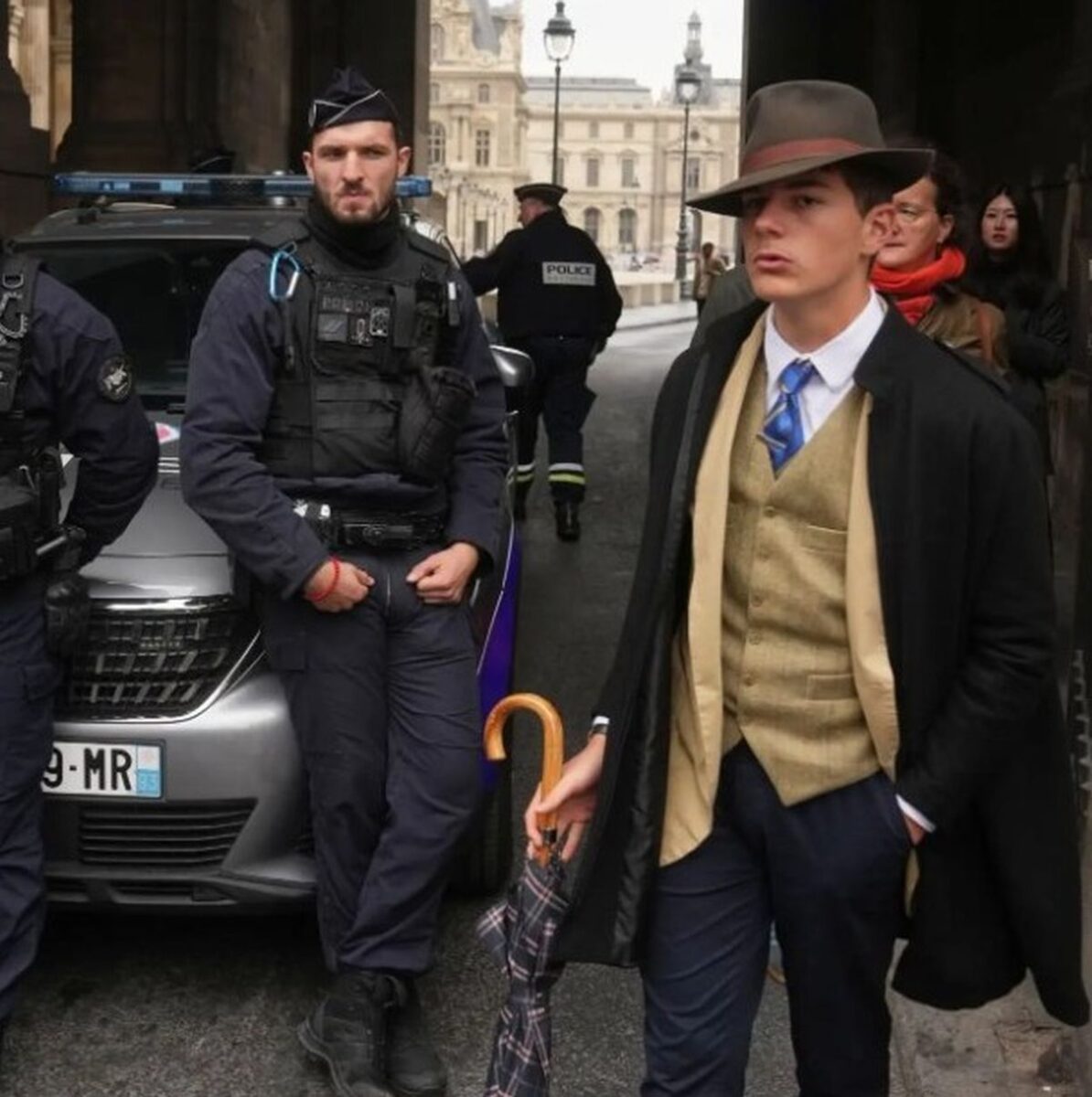 Ο μυστηριώδης άνδρας δίπλα στους αστυνομικούς του Λούβρου που έγινε viral