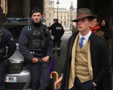 Ο μυστηριώδης άνδρας δίπλα στους αστυνομικούς του Λούβρου που έγινε viral