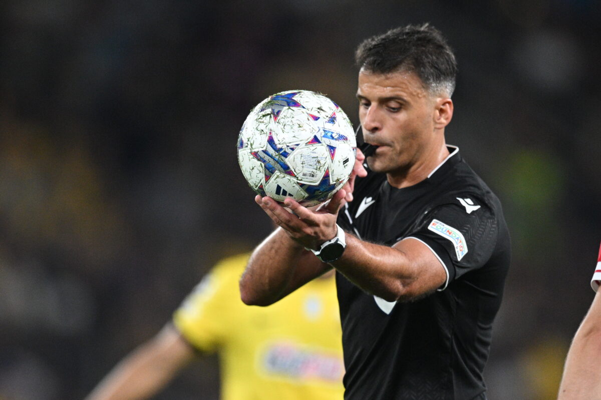 Ο διαιτητής Μανθάνο σε αγώνα της ΑΕΚ (ΑΝΤΩΝΗΣ ΝΙΚΟΛΟΠΟΥΛΟΣ