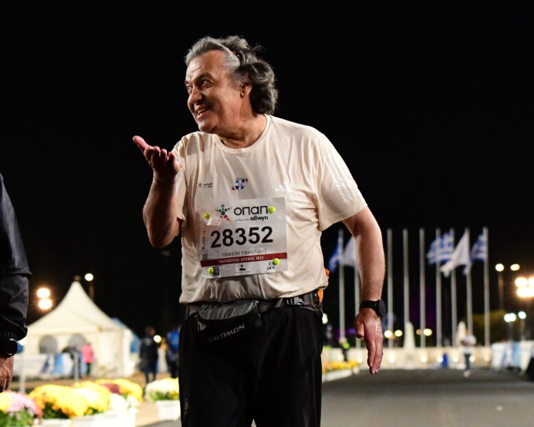 42ος Αυθεντικός Μαραθώνιος Αθήνας 2025: Συγκίνηση στον τερματισμό του τελευταίου δρομέα