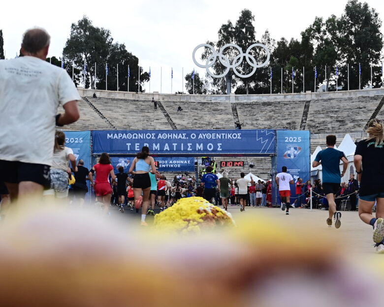 42ος Αυθεντικός Μαραθώνιος Αθήνας 2025: Ηλικιωμένοι και γονείς με τα παιδιά τους έτρεξαν για την Ελλάδα – Δείτε εικόνες