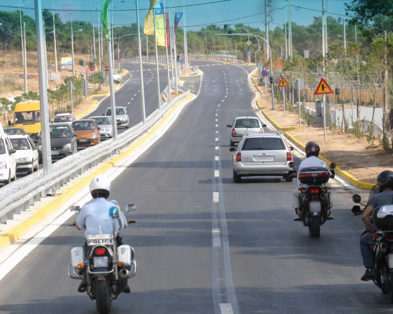 Οδηγός μηχανής πήγαινε με 162 χιλιόμετρα στη λεωφόρο Μαραθώνος και συνελήφθη