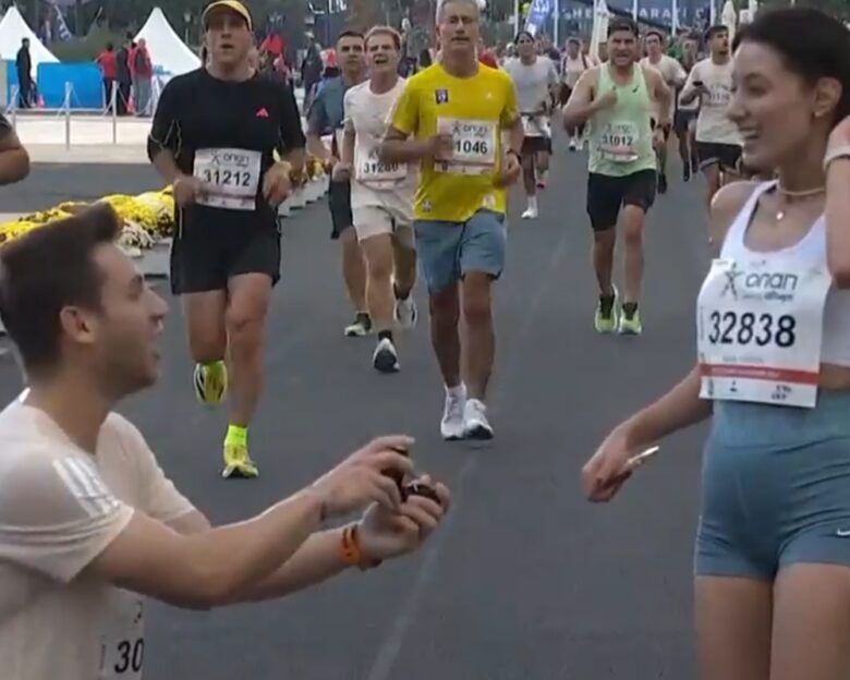 42ος Αυθεντικός Μαραθώνιος Αθήνας 2025: Πρόταση γάμου στον τερματισμό των 10 χλμ – Γονάτισε και αυτή είπε το «ναι»