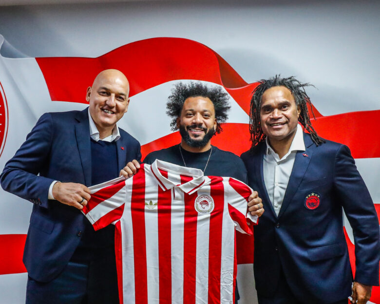 Ο Μαρσέλο φωτογραφήθηκε με την επετειακή φανέλα του Ολυμπιακού