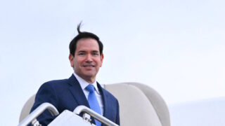 O Αμερικανός υπουργός Εξωτερικών των ΗΠΑ, Marco Rubio στο αεροπλάνο της επιστροφής από τη Σύνοδο της G7 που διεξήχθη στον Καναδά