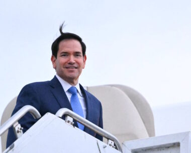 O Αμερικανός υπουργός Εξωτερικών των ΗΠΑ, Marco Rubio στο αεροπλάνο της επιστροφής από τη Σύνοδο της G7 που διεξήχθη στον Καναδά