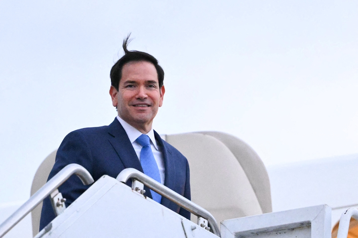 O Αμερικανός υπουργός Εξωτερικών των ΗΠΑ, Marco Rubio στο αεροπλάνο της επιστροφής από τη Σύνοδο της G7 που διεξήχθη στον Καναδά