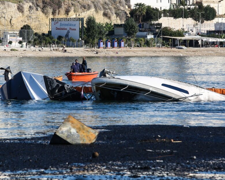 Μαρίνα Ζέας: Στάχτη και αποκαΐδια μετά τη φωτιά που ξέσπασε σε σκάφη – Δείτε εικόνες