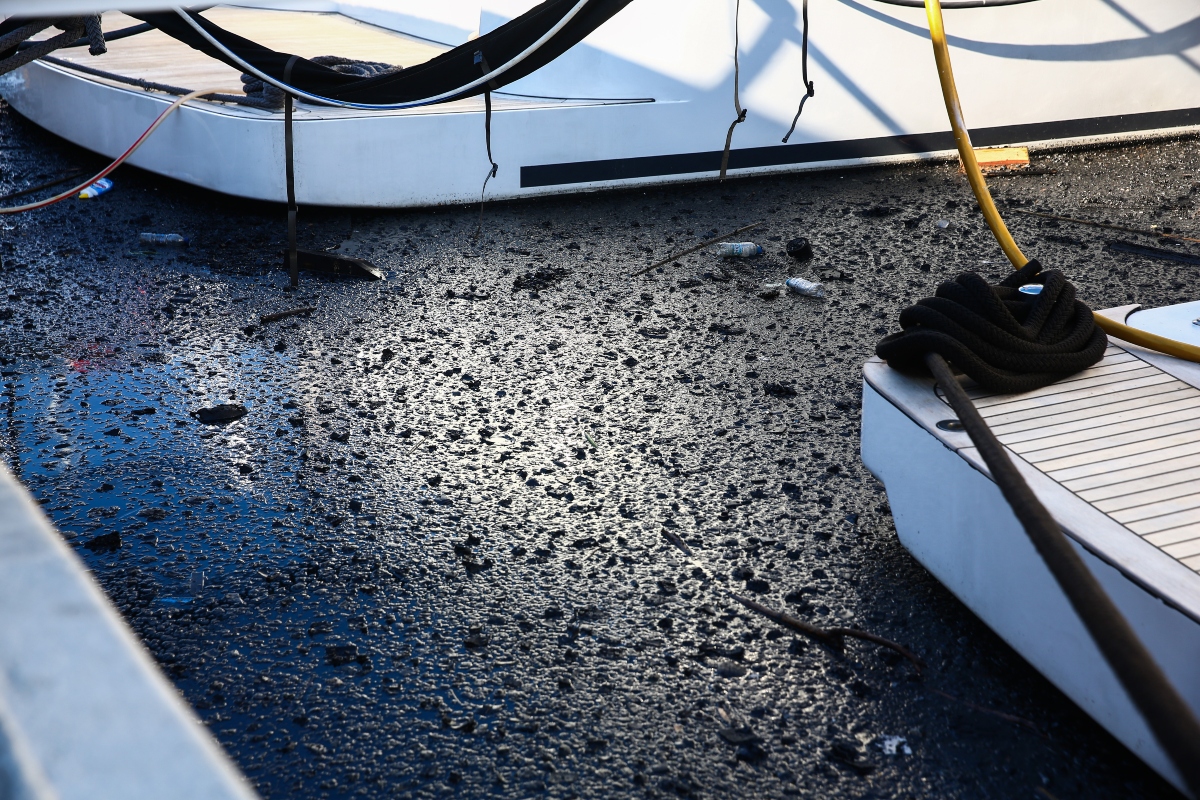 Στάχτη πάνω στη θάλασσα