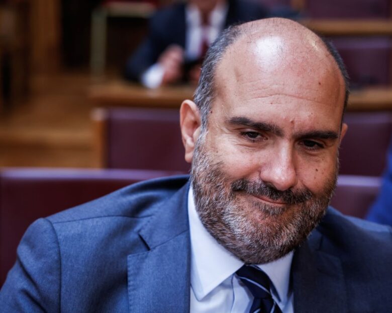 Δημήτρης Μαρκόπουλος: Διπλό χτύπημα με αιχμές κατά της κυβέρνησης – Οι άριστοι, οι ελίτ και οι πεφωτισμένοι