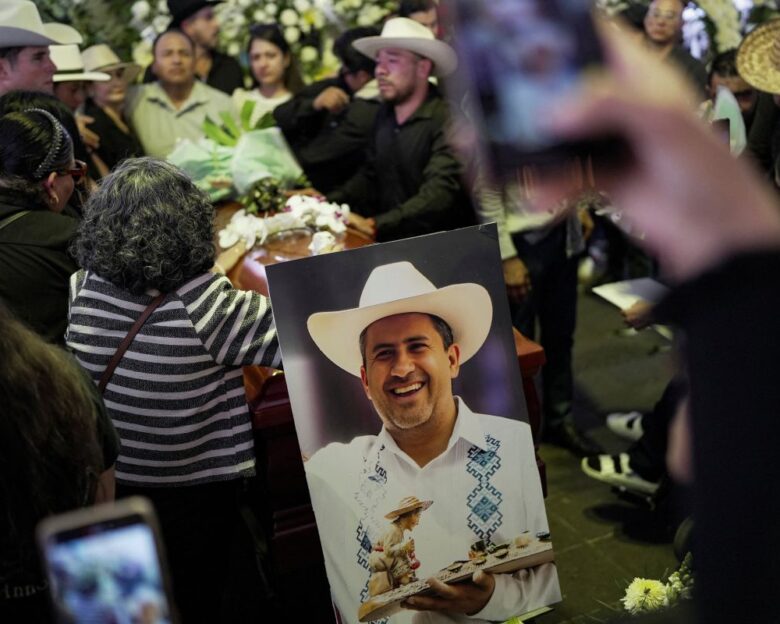 Κόλαση στο Μεξικό μετά την εν ψυχρώ δολοφονία δημάρχου σε δημόσια εκδήλωση – Διαδηλωτές πυρπόλησαν κυβερνητικό κτίριο