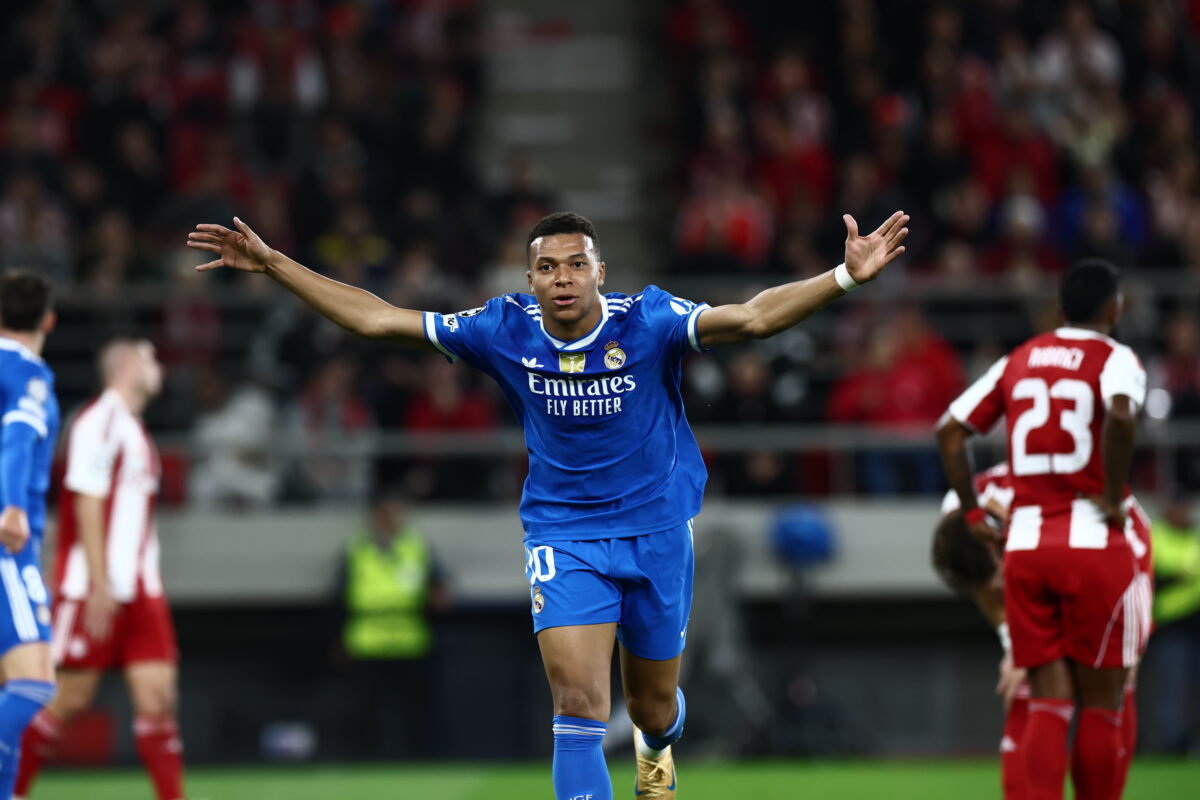 Ο Κιλιάν Εμπαπέ πανηγυρίζει στο Καραϊσκάκης (ΘΕΟΔΩΡΟΣ ΧΡΙΣΤΟΔΟΥΛΑΚΗΣ