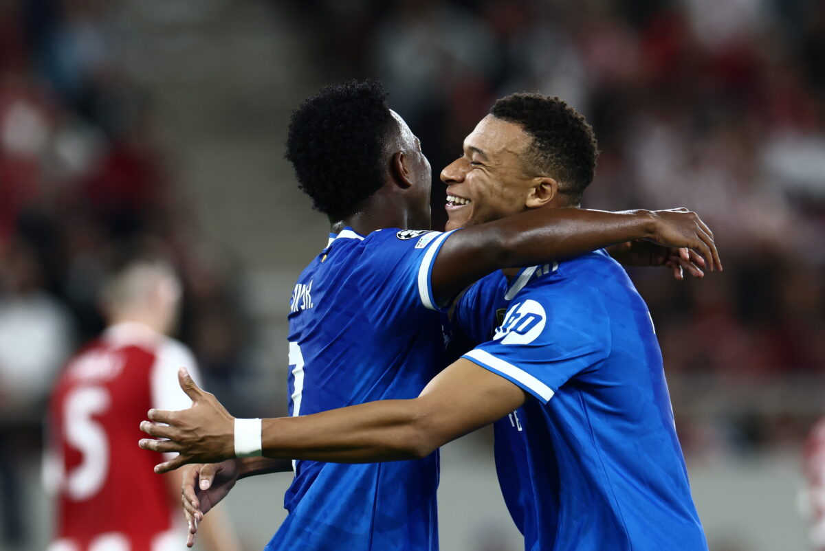 Εμπαπέ και Βίνι πανηγυρίζουν στο Καραϊσκάκης (ΘΕΟΔΩΡΟΣ ΧΡΙΣΤΟΔΟΥΛΑΚΗΣ