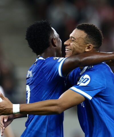 Εμπαπέ και Βίνι πανηγυρίζουν στο Καραϊσκάκης (ΘΕΟΔΩΡΟΣ ΧΡΙΣΤΟΔΟΥΛΑΚΗΣ