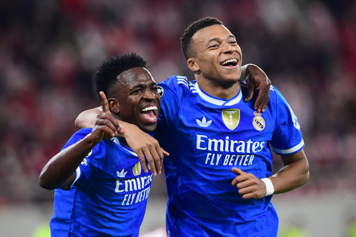 Εμπαπέ και Βίνι πανηγυρίζουν το 4ο γκολ της Ρεάλ (ΓΙΩΡΓΟΣ ΜΑΤΘΑΙΟΣ