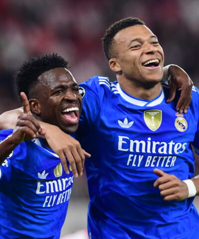 Εμπαπέ και Βίνι πανηγυρίζουν το 4ο γκολ της Ρεάλ (ΓΙΩΡΓΟΣ ΜΑΤΘΑΙΟΣ