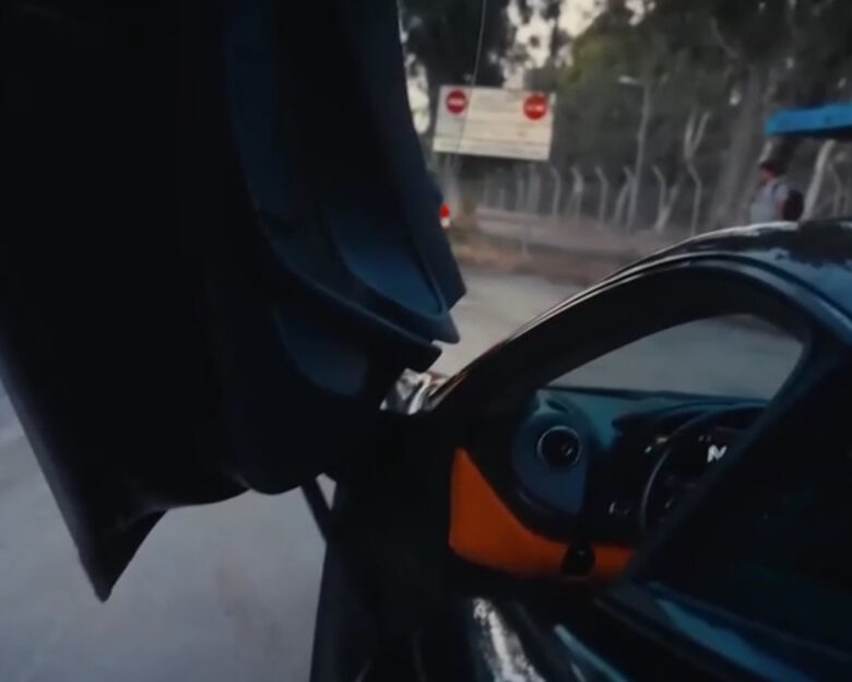 Αττική Οδός: McLaren πέρασε τον δρόμο για πίστα και έτρεχε με 250 χλμ/ώρα – Αστυνομικός τον σταμάτησε και είπε «πάτα το»