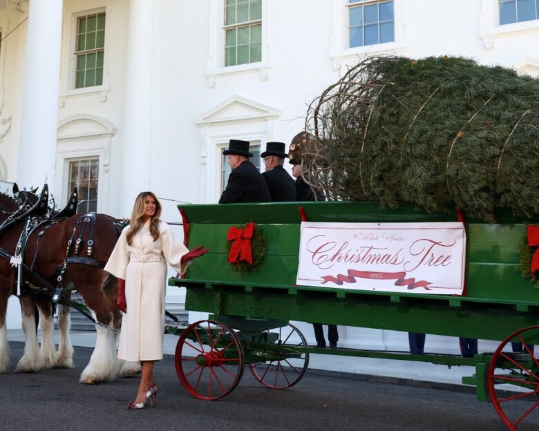 Η Μελάνια Τραμπ παρέλαβε το τεράστιο χριστουγεννιάτικο δέντρο του Λευκού Οίκου