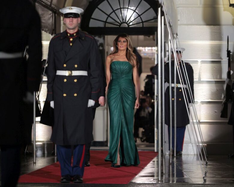 Η Μελάνια Τραμπ με «συμβολικό» σμαραγδί στράπλες φόρεμα, με εξώπλατο η σύντροφος του Κριστιάνο Ρονάλντο στο δείπνο με τον μπιν Σαλμάν