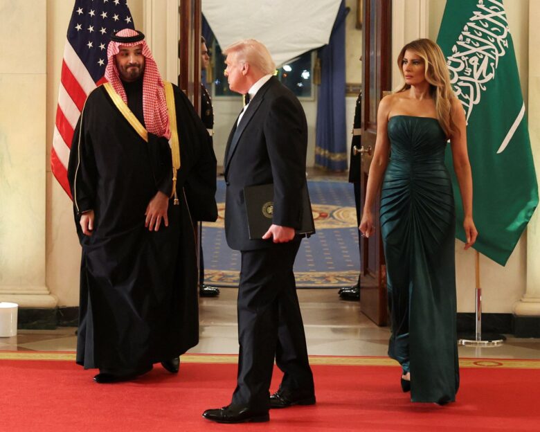 Με «συμβολικό» σμαραγδί στράπλες φόρεμα η Μελάνια Τραμπ, με εξώπλατο η σύντροφος του Κριστιάνο Ρονάλτο στο δείπνο με τον μπιν Σαλμάν