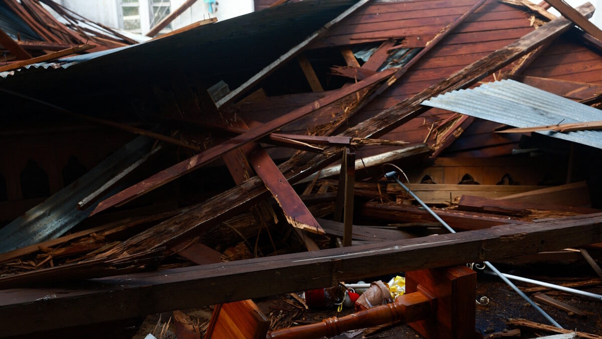 Συντρίμμια κατεστραμμένης Αγγλικανικής Εκκλησίας μετά το πέρασμα του κυκλώνα Μελίσα στην Καραϊβική