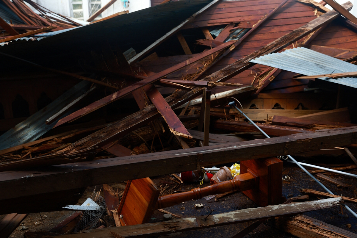 Συντρίμμια κατεστραμμένης Αγγλικανικής Εκκλησίας μετά το πέρασμα του κυκλώνα Μελίσα στην Καραϊβική