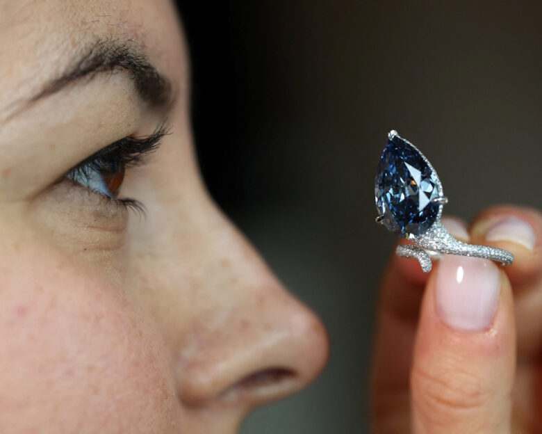 Το πολύτιμο μπλε διαμάντι «Mellon blue» πωλήθηκε για πάνω από 25 εκατομμύρια δολάρια σε δημοπρασία στην Ελβετία