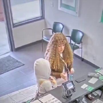 Στιγμιότυπο από βίντεο παρακολούθησης που δείχνει τη Μέλοντι και τη μητέρα της στις ΗΠΑ