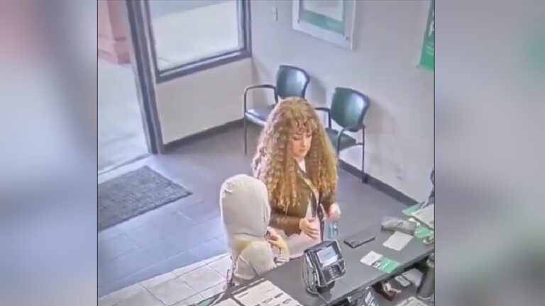 Στιγμιότυπο από βίντεο παρακολούθησης που δείχνει τη Μέλοντι και τη μητέρα της στις ΗΠΑ