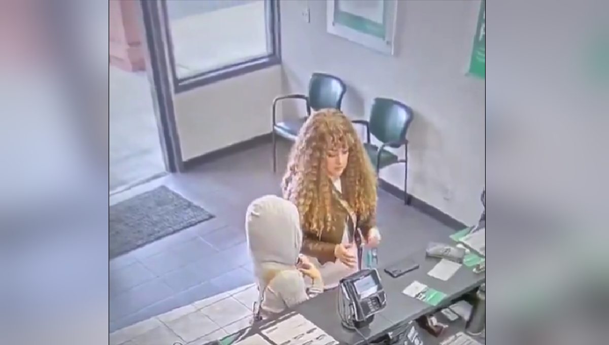 Στιγμιότυπο από βίντεο παρακολούθησης που δείχνει τη Μέλοντι και τη μητέρα της στις ΗΠΑ