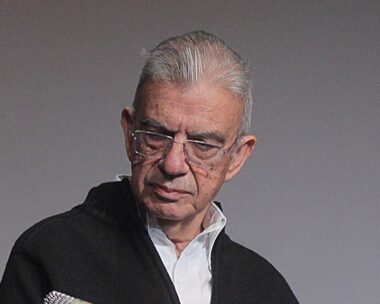 Μένης Κουμανταρέας: Ισόβια και πάλι στους 2 κατηγορούμενους για τη δολοφονία του συγγραφέα