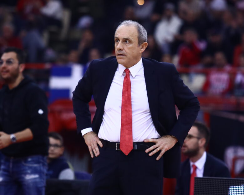 Ο Ετόρε Μεσίνα εξέφρασε την στήριξή του στον Κίναν Έβανς πριν το παιχνίδι με τον Ολυμπιακό