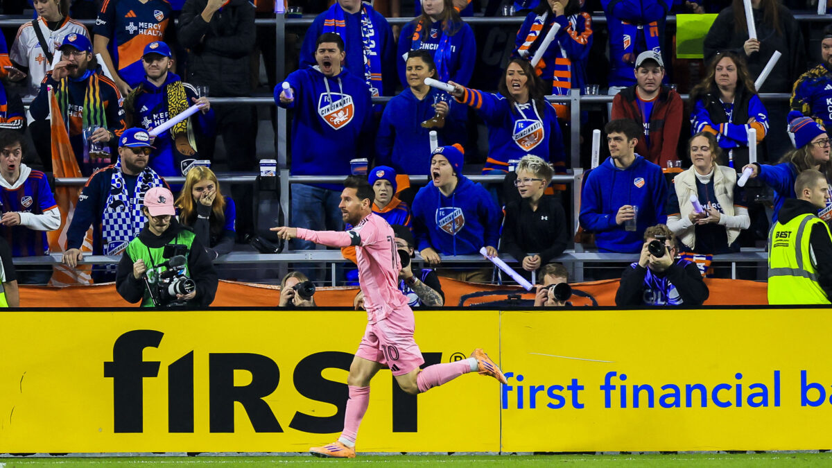 Ο Λιονέλ Μέσι πανηγυρίζει το γκολ του κόντρα στο Σινσινάτι