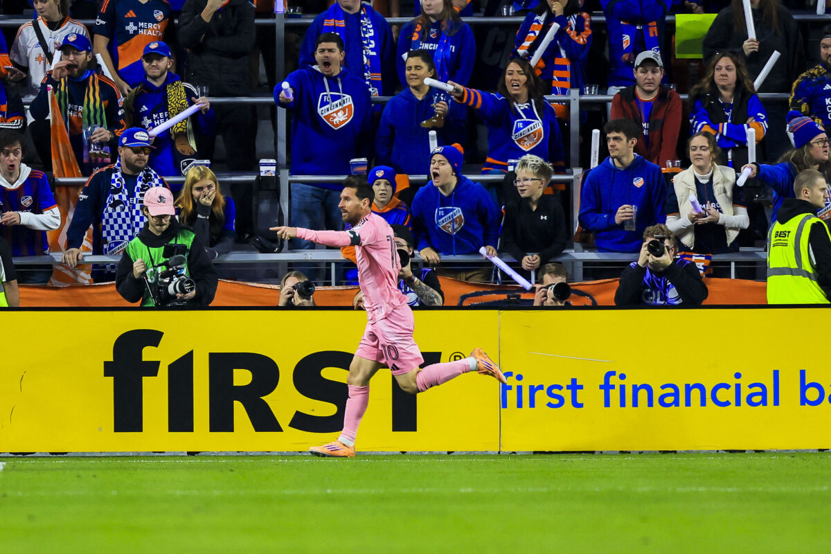 Ο Λιονέλ Μέσι πανηγυρίζει το γκολ του κόντρα στο Σινσινάτι