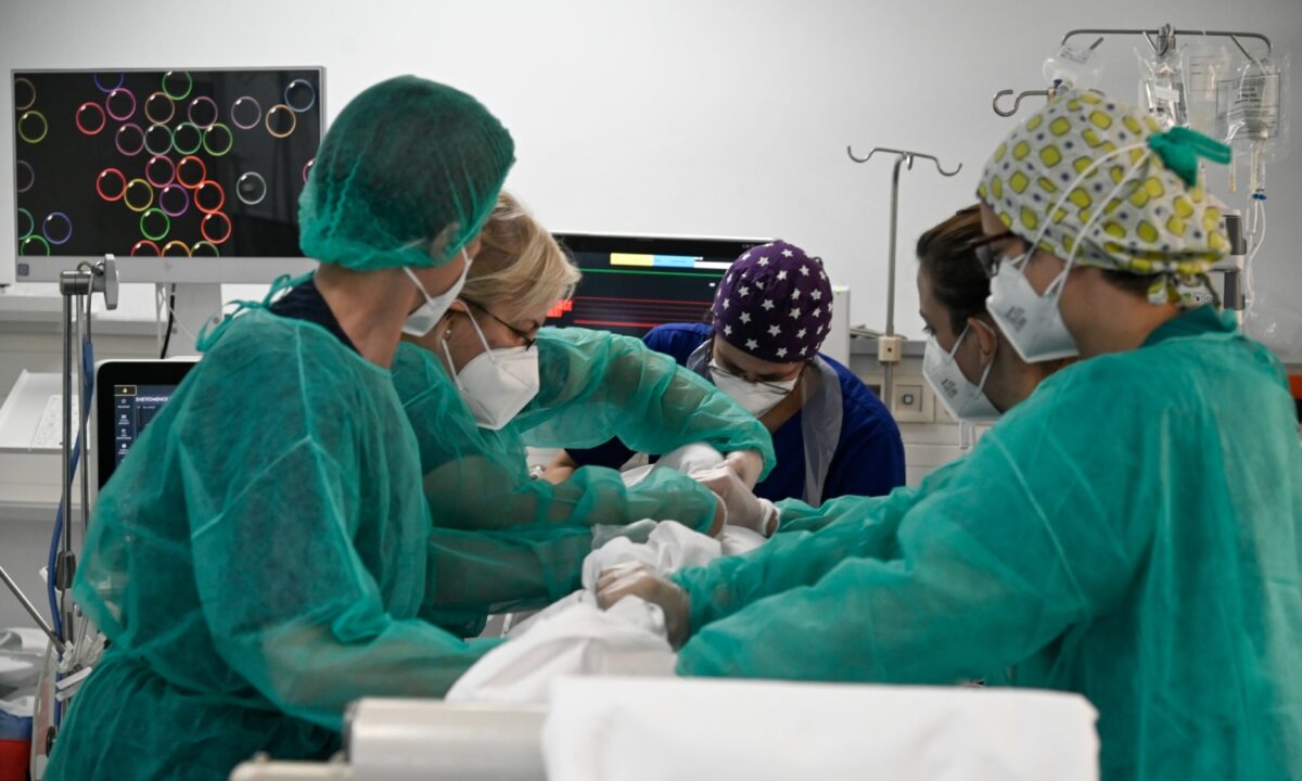 Γιατροί σε ΜΕΘ