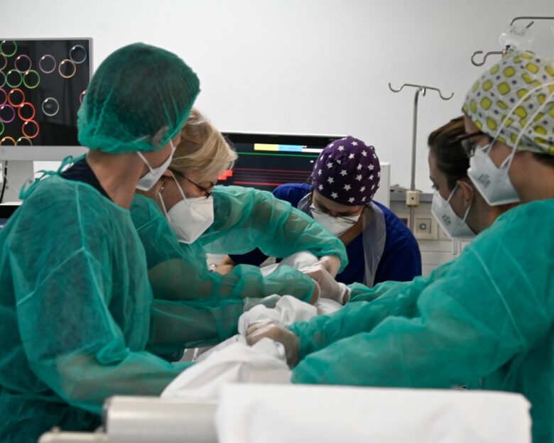 Δύο λεπτά έμεινε χωρίς οξυγόνο ο 22χρονος που κατάπιε ολόκληρο μπέργκερ – Κρίσιμα τα επόμενα 24ωρα