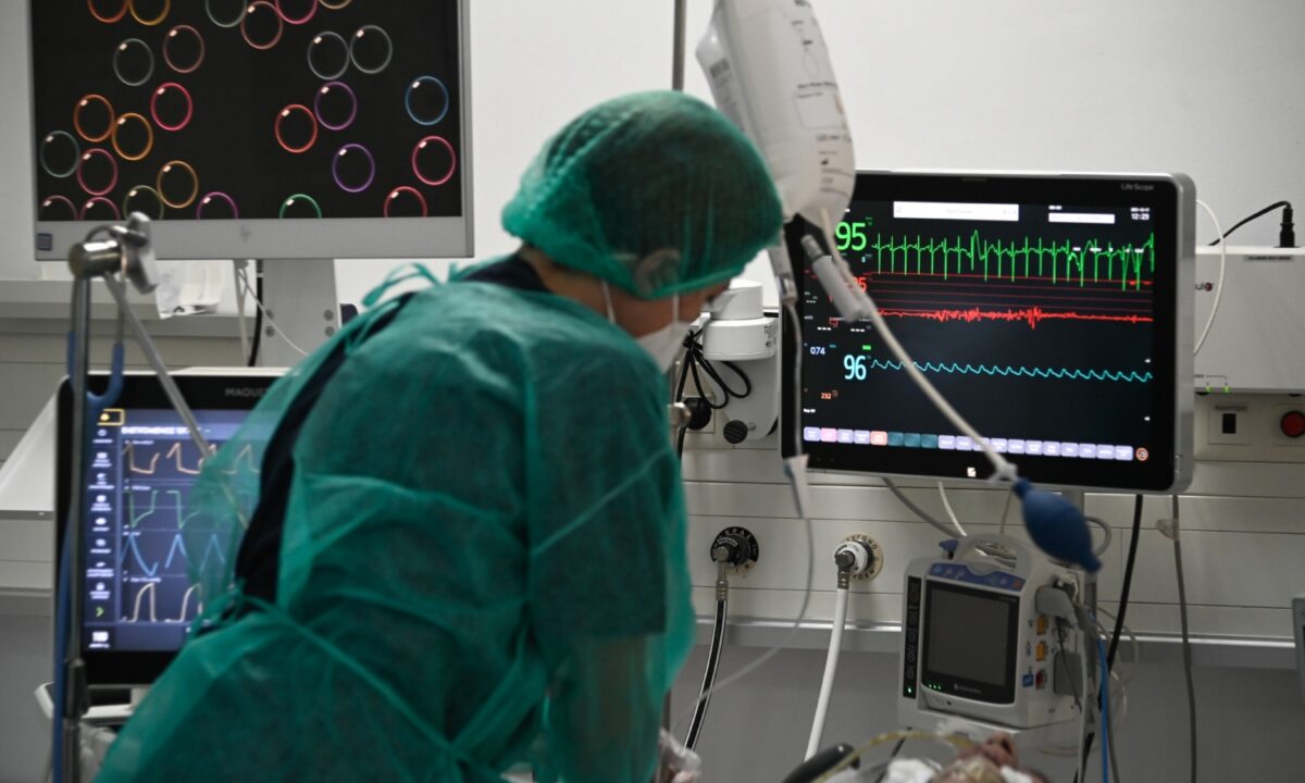 Γιατρός σε ΜΕΘ