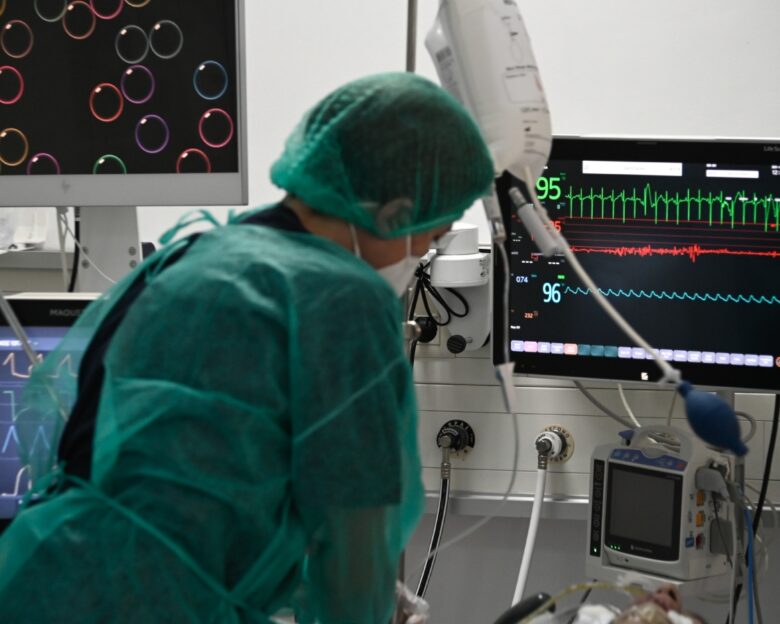 Δύο λεπτά έμεινε χωρίς οξυγόνο ο 22χρονος που κατάπιε ολόκληρο μπέργκερ – Κρίσιμα τα επόμενα 24ωρα